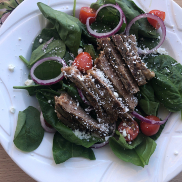 steak-salad-clover-meadows-beef-grass-fed-beef-saint-louis-missouri-easy-recipe-red-onion-spinach-tomato-blue-cheese